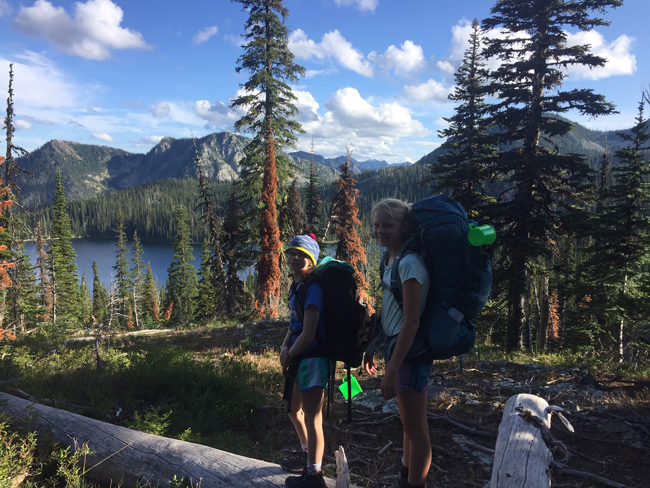 girls-hiking-2 2 filles en randonnée dans la vallée Flathead, Montana