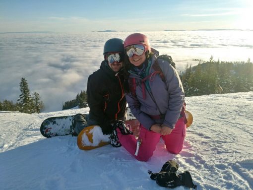 2 personnes font du snowboard à Whitefish Mountain Resort, Vallée Flathead, Montana, USA