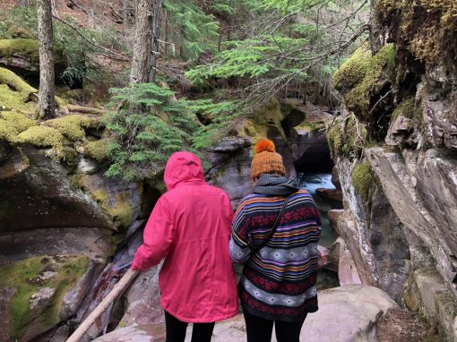 2 femmes observent une rivière dans Glacier National Park, Montana